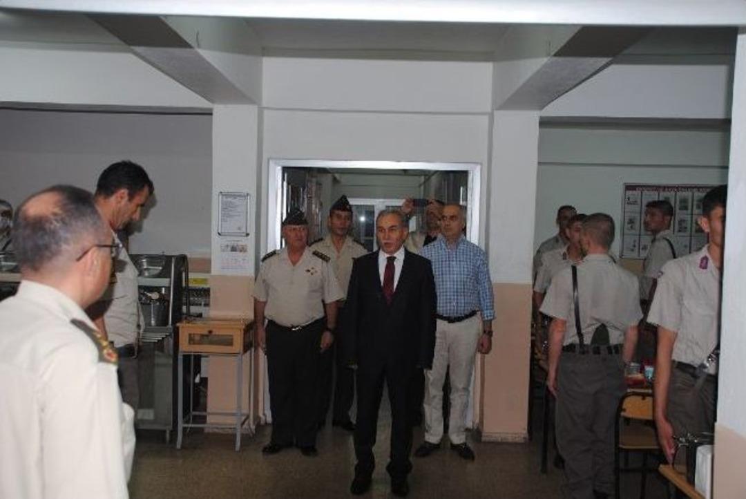 Vali B&uuml;y&uuml;k Askerlerle İftar A&ccedil;tı