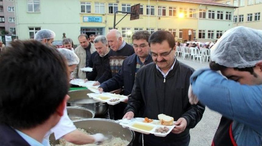 Gerede&rsquo;de &Ccedil;ocuklar İ&ccedil;in &Uuml;&ccedil;&uuml;nc&uuml; İftar Verildi