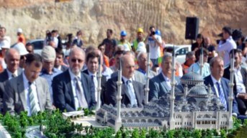 &Ccedil;amlıca Tepesi Camii&rsquo;nin Temeli Dualarla Atıldı