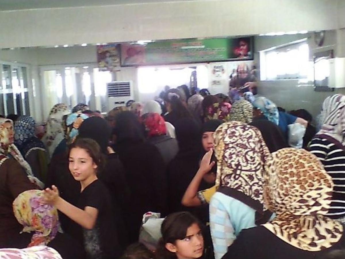 Yoksulların Y&uuml;z&uuml; Bayramda Uşşaki Vakfı İle G&uuml;l&uuml;yor