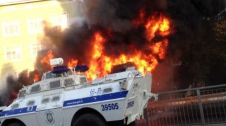 &Ouml;rg&uuml;t yandaşları belediye otob&uuml;s&uuml;n&uuml; yaktı