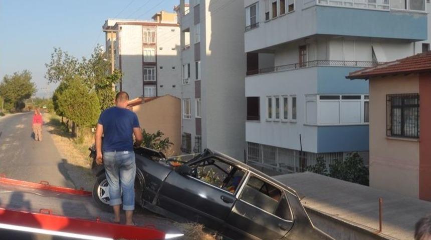 Ehliyetsiz S&uuml;r&uuml;c&uuml; Izinsiz Aldığı Otomobille Kaza Yaptı: 2 Yaralı