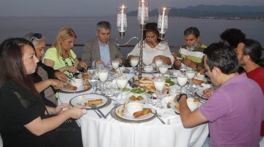 Ak Parti, Basın Mensuplarıyla İftarda Bir Araya Geldi