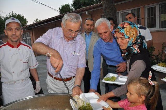 Milletvekili Pilav Dağıttı