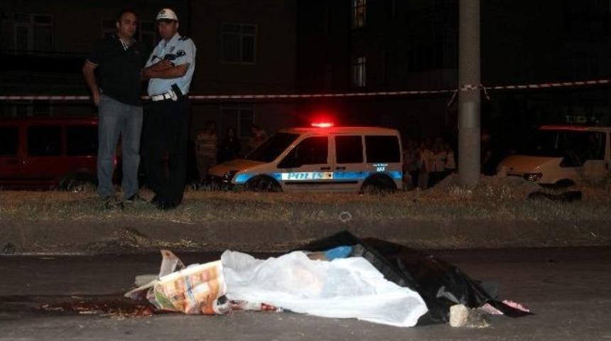 Yayaya &Ccedil;arpan Motosikletli Tankerin Altında Kaldı