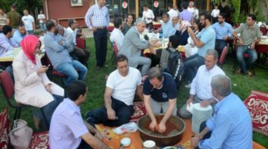 AK Parti Diyarbakır İl Başkanlığı Gazetecilerle Iftarda Bir Araya Geldi