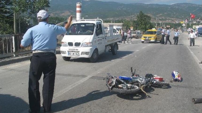 Motosikletle Otomobil &Ccedil;arpıştı: 2 Yaralı