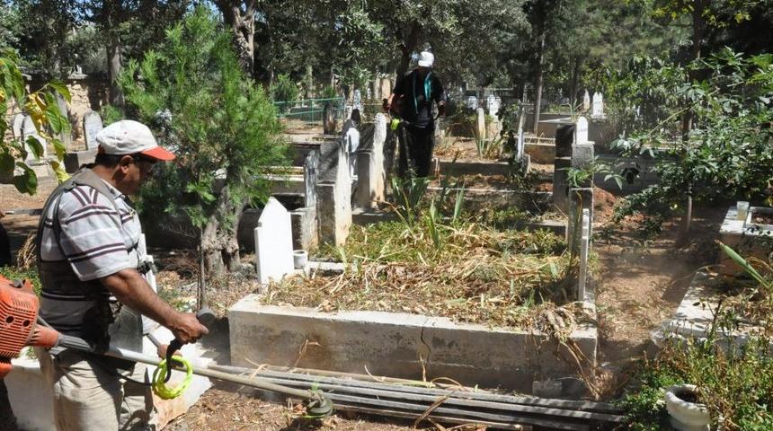 Mezarlıklarda Bayram Temizliği