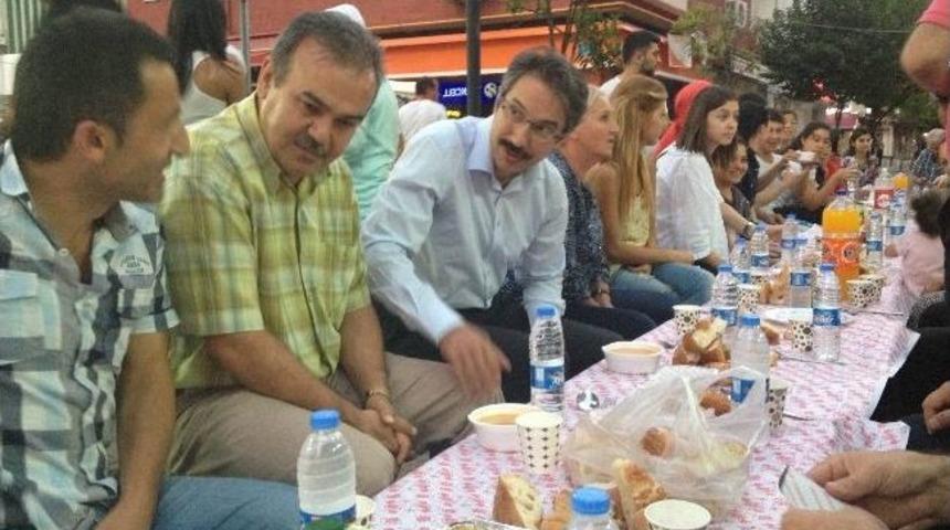 Milletvekili &Uuml;nal, İftarını Esnafla A&ccedil;tı