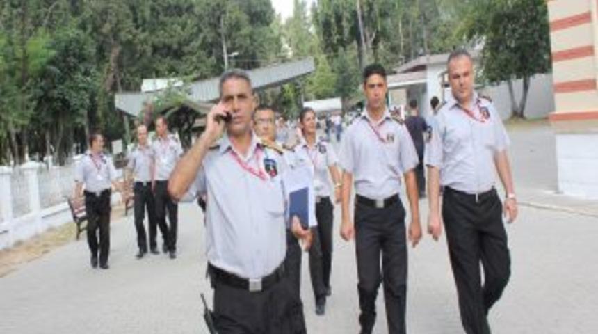 Vatandaşlar Arife G&uuml;n&uuml; Mezarlıklara Akın Etti