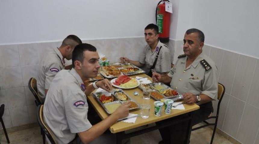 Vali Yılmaz Askerlerle İftarını A&ccedil;tı