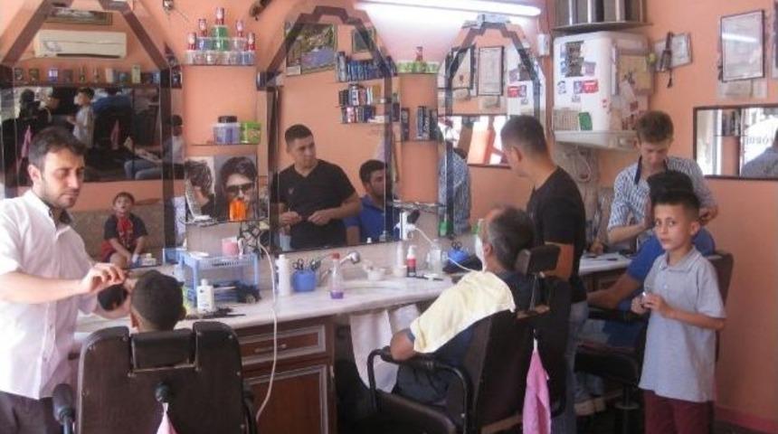 Bayram &Ouml;ncesi Berberlerde Yoğun Mesai