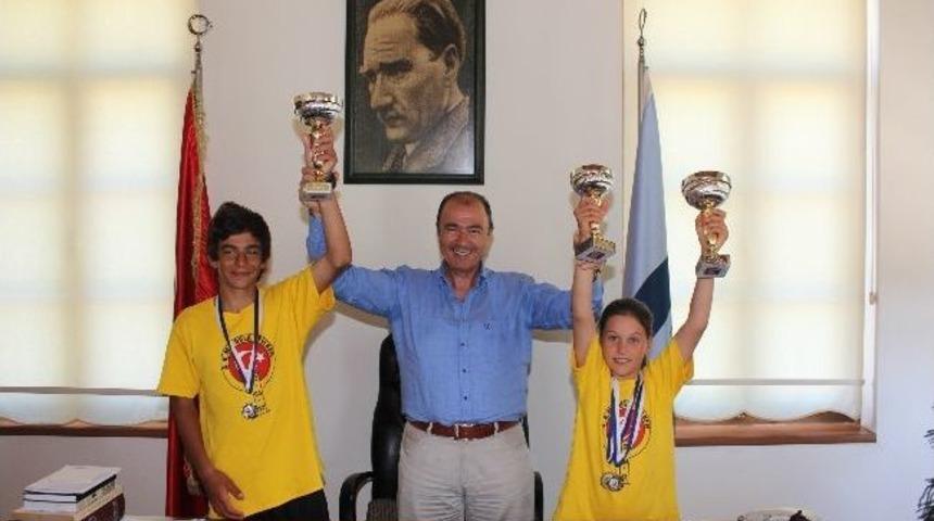 Şampiyon Yelkenciler Mutluluklarını Karaosmanoğlu İle Paylaştılar