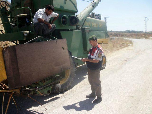 &Ccedil;ukurova da Hasat D&ouml;nemi Başladı, Jandarma Trafik Denetimlerini Artırdı 1