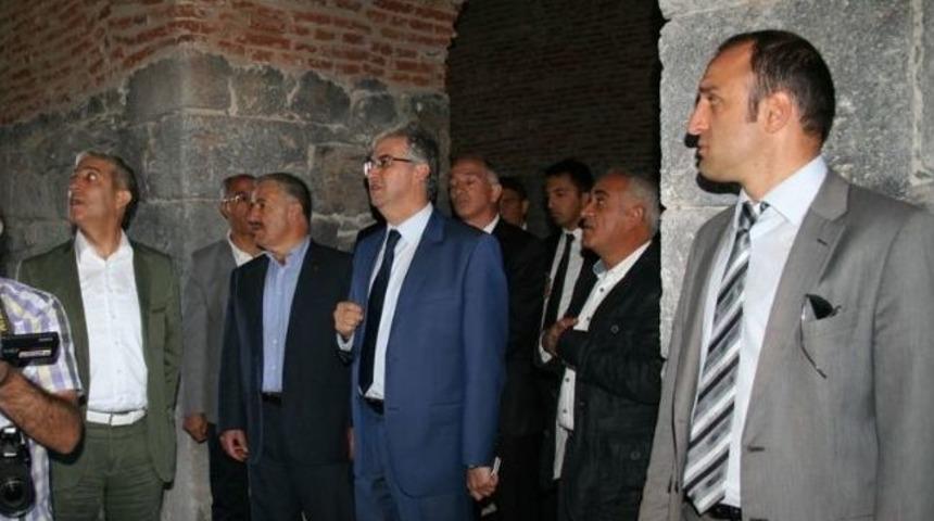 Kars Valisi Ak Parti Milletvekilleriyle Kanlı Tabya&rsquo;yı Gezdi
