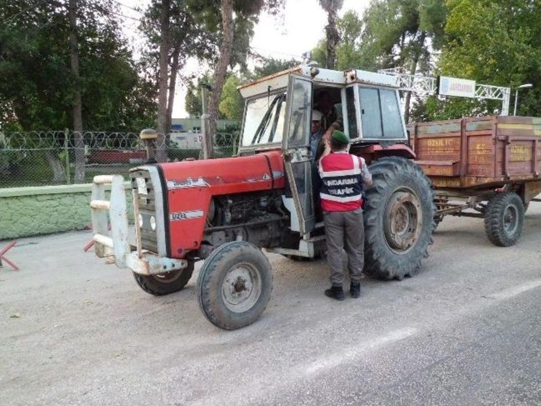 Bi&ccedil;erd&ouml;ver Ve Trakt&ouml;rler Hasat Zamanı Trafikte Tehlike Sa&ccedil;ıyor