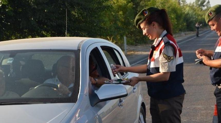Jandarma Trafik Timlerinden S&uuml;r&uuml;c&uuml;leri Bayram Şekeri