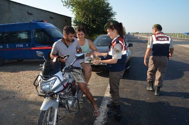 Jandarma Trafik Timlerinden S&uuml;r&uuml;c&uuml;leri Bayram Şekeri 1