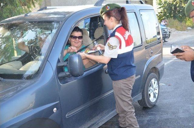 Jandarma Trafik Timlerinden S&uuml;r&uuml;c&uuml;leri Bayram Şekeri 2