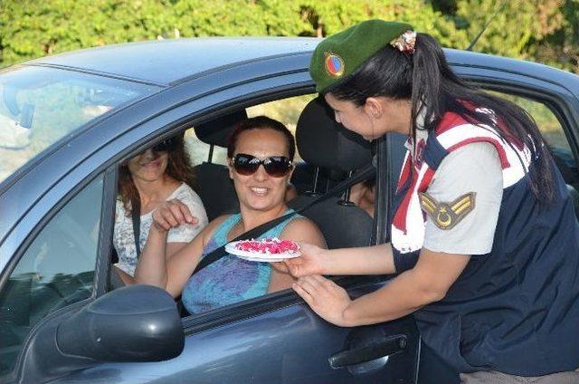 Jandarma Trafik Timlerinden S&uuml;r&uuml;c&uuml;leri Bayram Şekeri 3