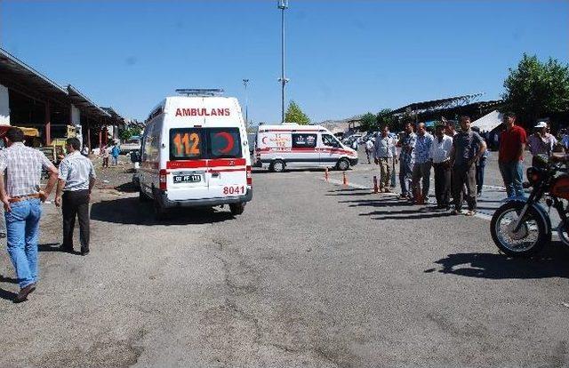 Sebze Halinde Alacak Verecek Kavgası: 5 Yaralı 1