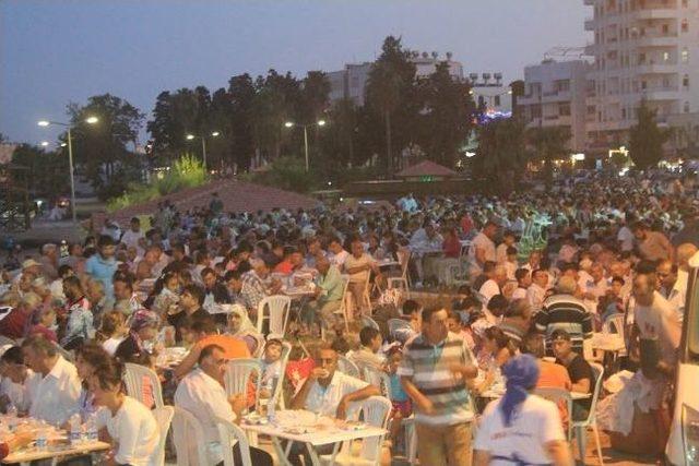 Yumurtalık Belediyesi'nden 5 Bin 500 Kişilik İftar Yemeği