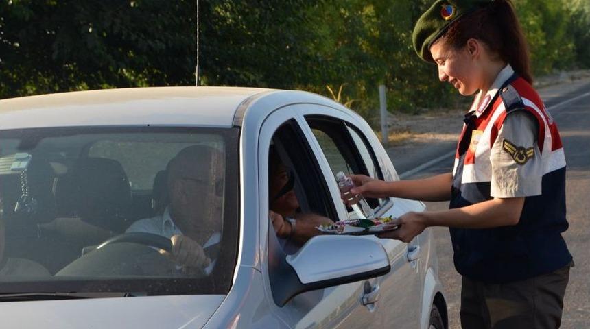 Jandarmadan S&uuml;r&uuml;c&uuml;lere Bayram Şekeri