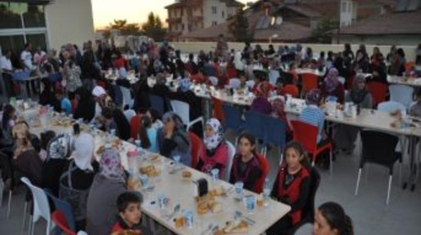 Bem-bir-sen, Suriyelilere İftar Verdi