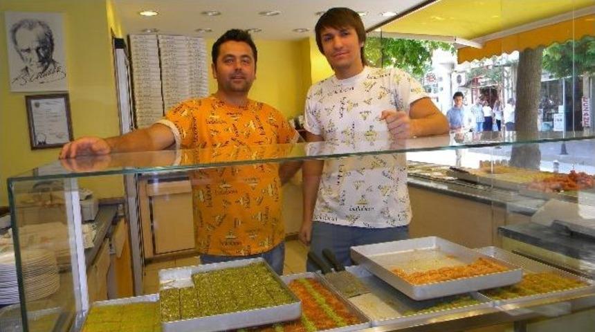 Tatlılar Tezg&acirc;hlarda Yerini Aldı