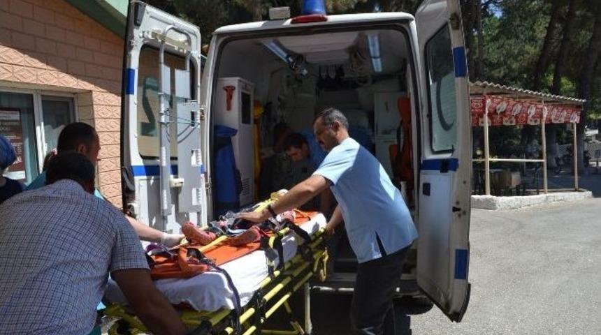 Motosiklet Kamyonet Kazasında 3 Kişi Yaralandı