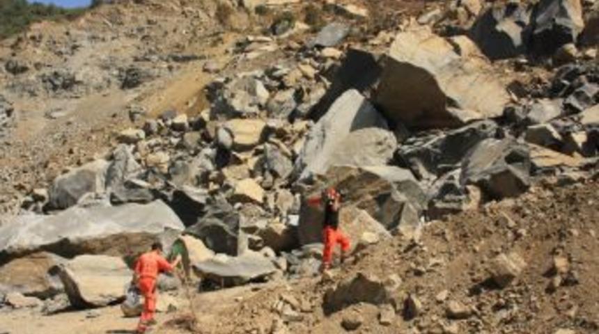 Taş Ocağında G&ouml;&ccedil;&uuml;k Altında Kalan Iş&ccedil;iyi Arama &Ccedil;alışmaları &Uuml;&ccedil;&uuml;nc&uuml; G&uuml;ne Girdi