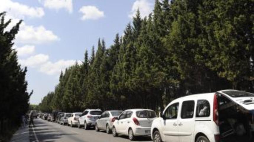 G&ouml;k&ccedil;eada Feribot Iskelesinde Kilometrelerce Kuyruk Oluştu