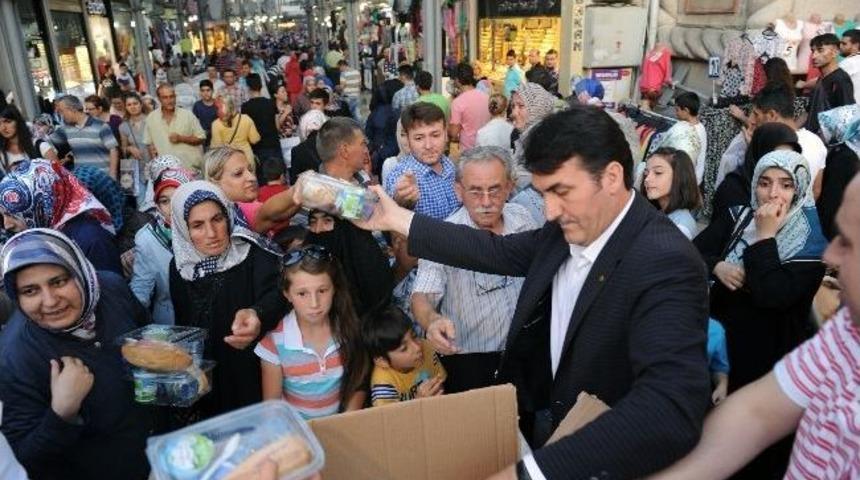 Başkan D&uuml;ndar İftariyelik Dağıttı