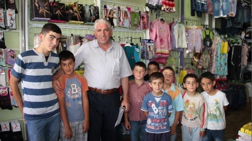 Kimsesiz Ve &Ouml;ks&uuml;z &Ccedil;ocukların Bayramlıkları Birlik Ve Beraberlik Vakfı&rsquo;ndan