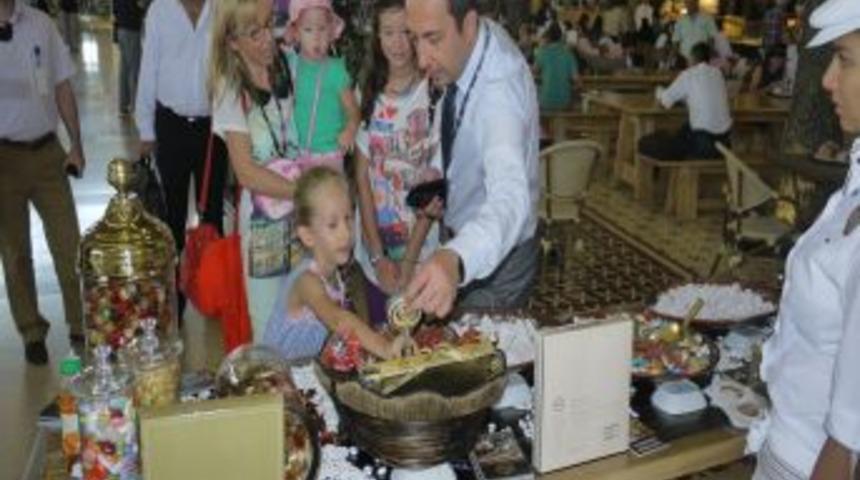 Havalimanında &Ccedil;ocuklara Şekerli Uğurlama