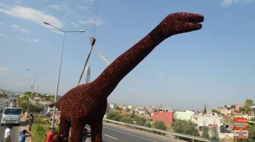 &Ccedil;am Kozalağından Dinozor