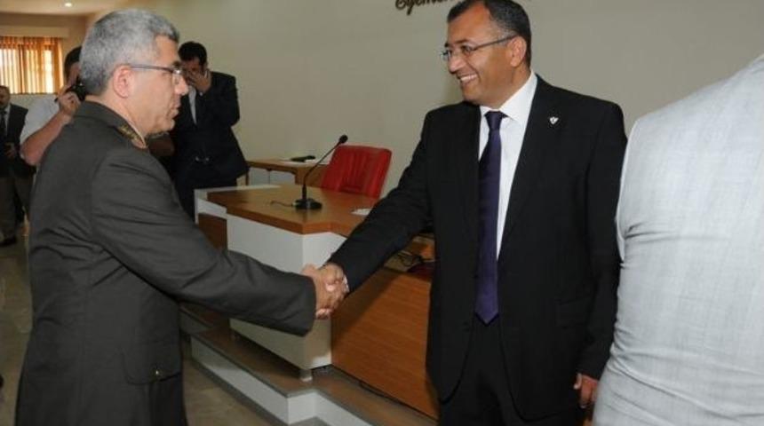 Vali &Ccedil;ift&ccedil;i, İ&ccedil;işleri Personelleriyle Bayramlaştı