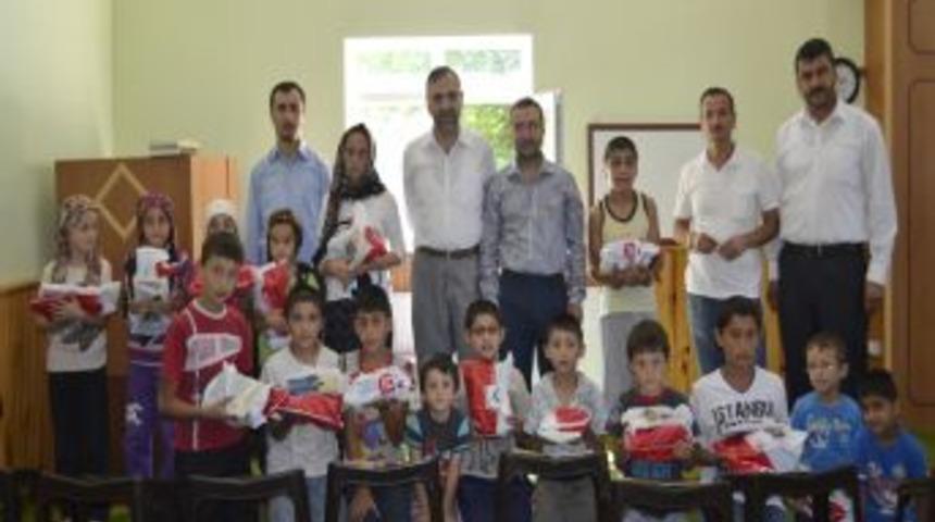Kur'an Kursuna Katılan &Ouml;ğrencilere Hediye