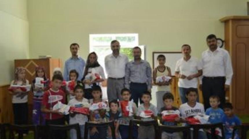 Kuran Kursuna gidenlere &ccedil;eşitli hediyeler verildi