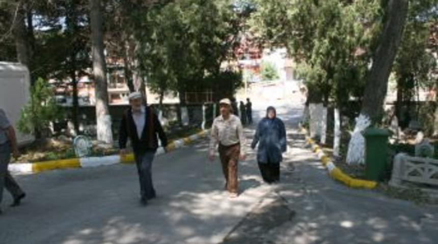 Arefe  g&uuml;n&uuml;  ziyaret&ccedil;ilere  lokum  ikramı