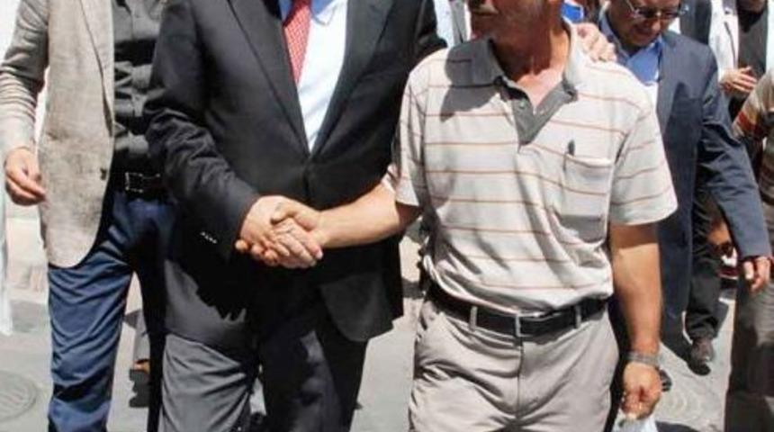 Bakan Taner Yıldız, Bayram Alışverişindeki Vatandaşlarla Sohbet Etti