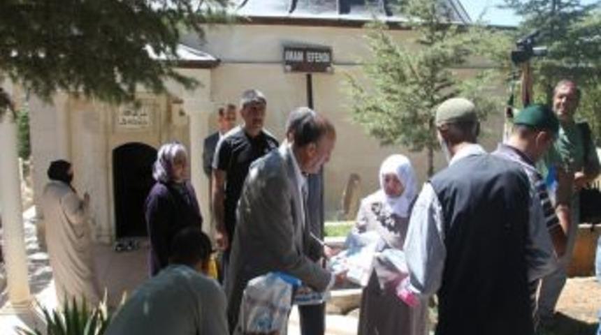 Elazığ Belediyesi Mezarları Ziyarete Gidenlere Kur&rsquo;an-ı Kerim Dağıttı