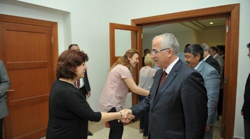 Vali Tuna Valilik &Ccedil;alışanlarıyla Bayramlaştı