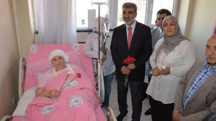 Enerji Ve Tabii Kaynaklar Bakanı Hastaları Ziyaret Etti