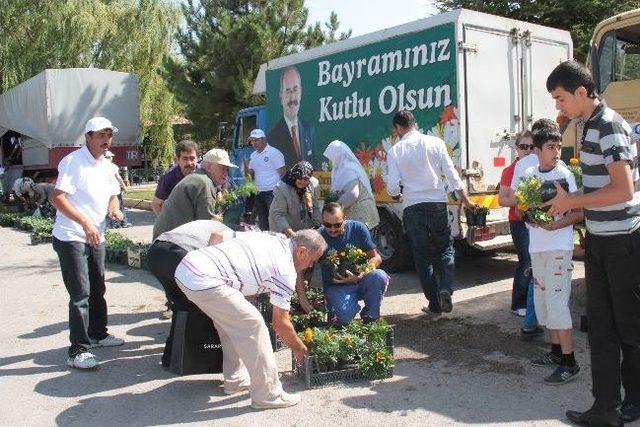 Kabir Ziyaretlerinde Çiçekler Büyükşehir Belediyesi’nden