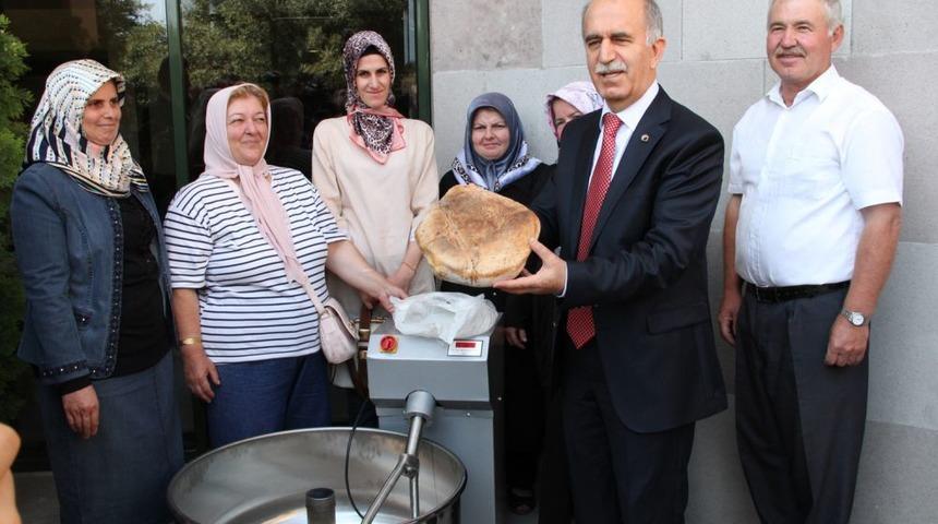 Vali Harput&rsquo;tan Giderayak K&ouml;yl&uuml; Kadınlara Hamur Yoğurma Makinesi
