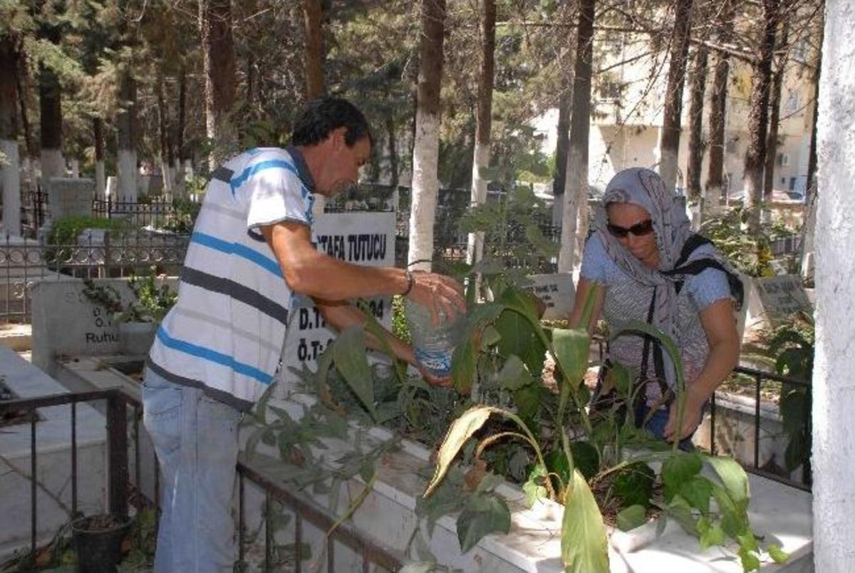 Kuşadası&rsquo;nda Mezarlıklar Doldu Taştı