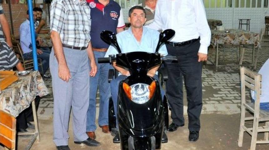 Başkan Alıcık Arefe G&uuml;n&uuml; Bir Engelliyi Daha Sevindirdi