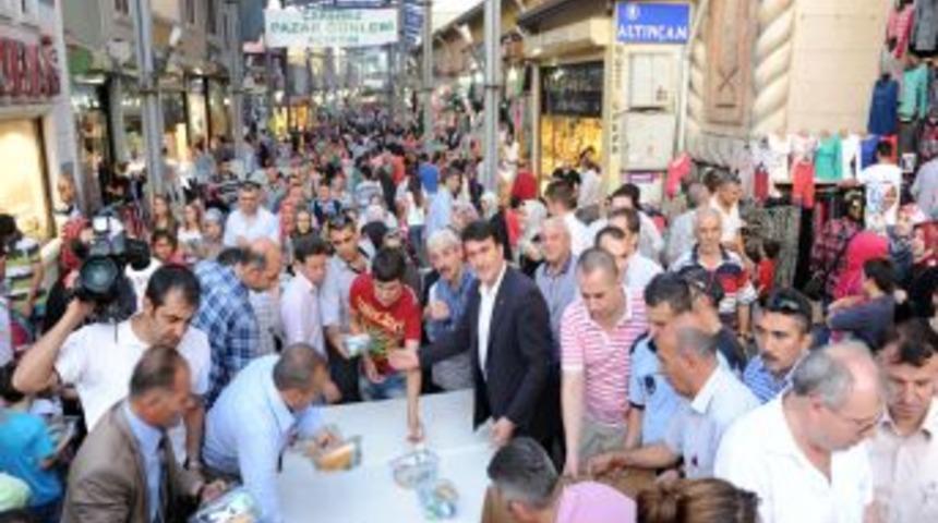 Mustafa D&uuml;ndar Iftariyelik Dağıttı