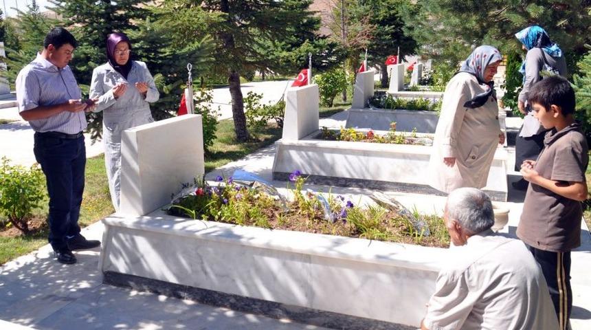 Ramazan Bayramı Arifesinde Vatandaşlar Şehitliğe Koştu